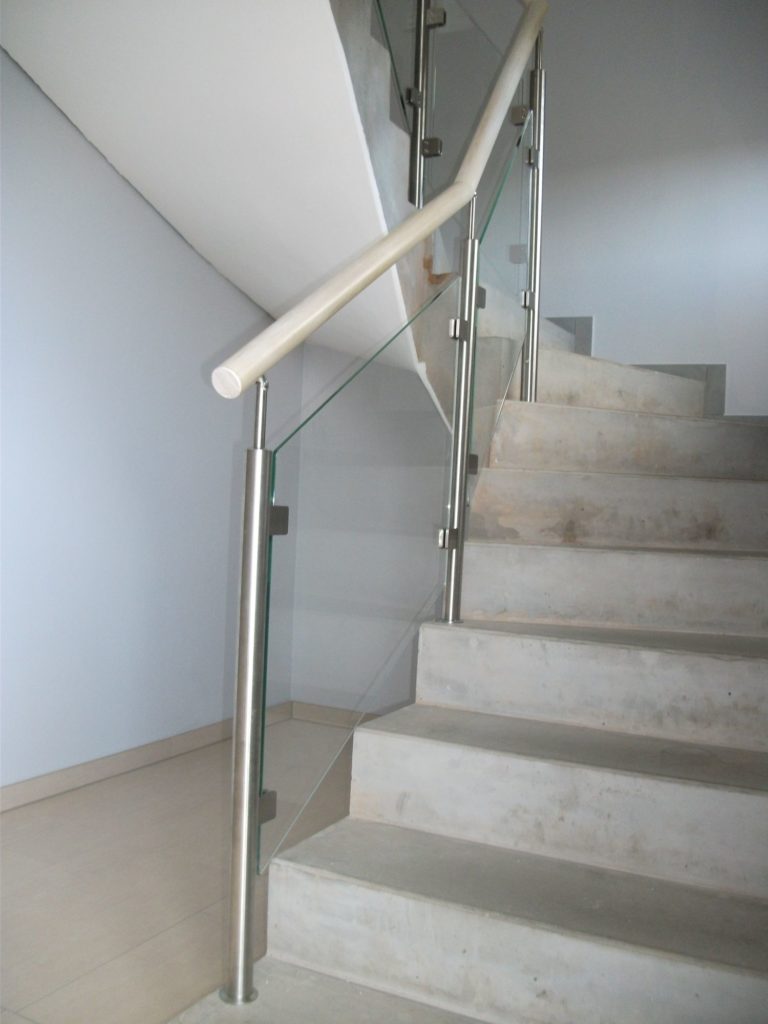 Glasgeländer an Sichtbetontreppe